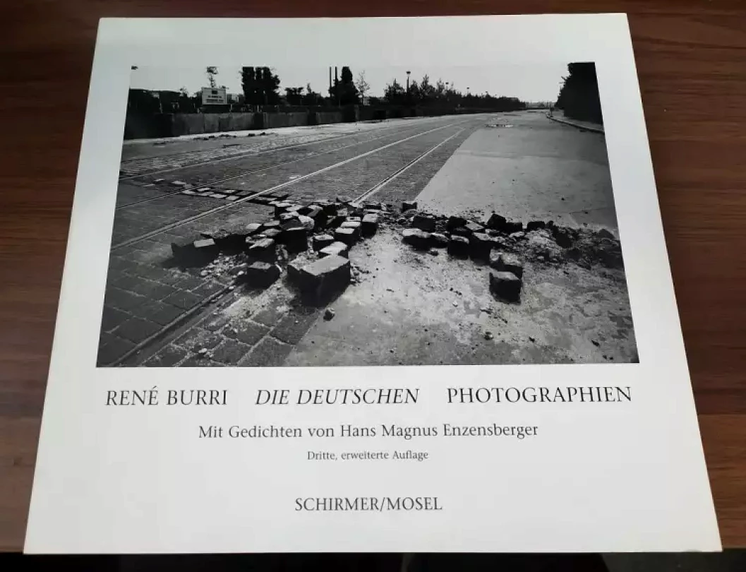 Levně Die Deutschen. Photographien 1957 - 1997 - Mit einer Einf. von Hans-Michael Koetzle und Gedichten von Hans Magnus Enzensberger (René Burri, 1999)
