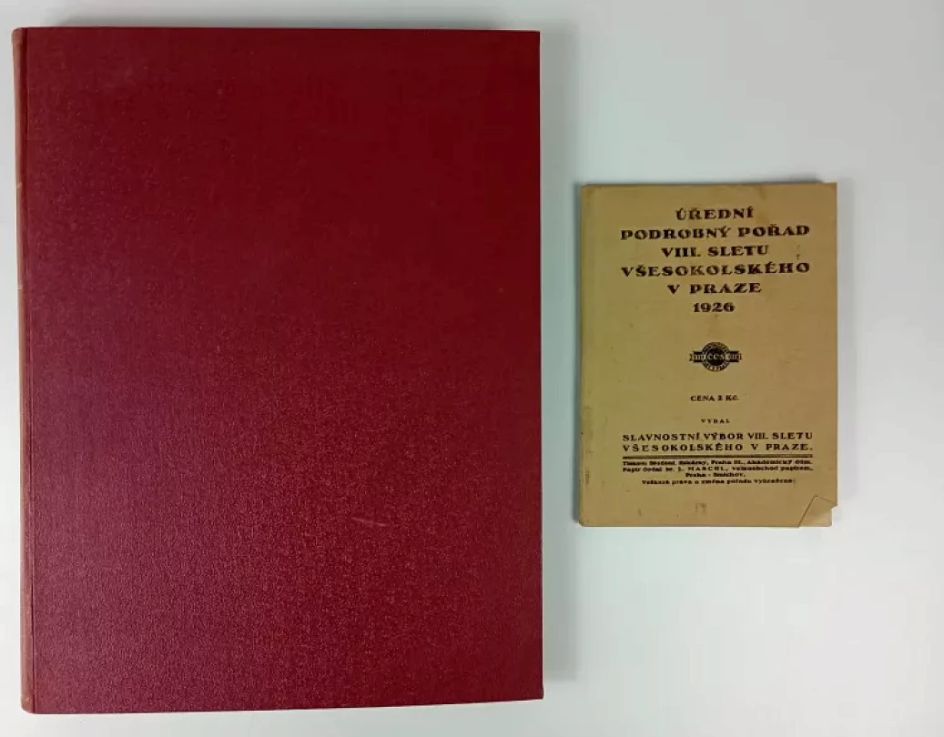 Levně KOMPLET Památník osmého sletu všesokolského v Praze 1926 + Úřední podrobný pořad VIII. sletu všesokolského v Praze 1926 (, 1926)