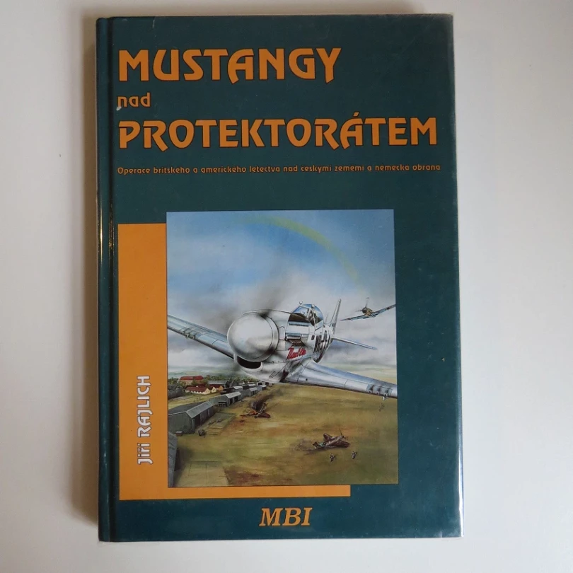 Levně Mustangy nad protektorátem + 14 podpisů letců např. J. Rajlich, H. Zimmer, M. Kudell, V. Dér, E. Herhold, E. Bevan a další (Jiří Rajlich, 1997)...