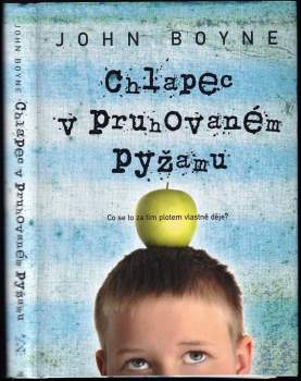 Chlapec v pruhovaném pyžamu