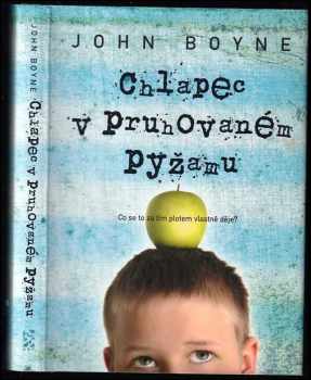 Chlapec v pruhovaném pyžamu
