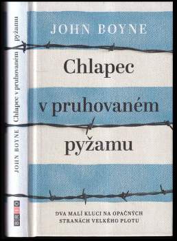 Chlapec v pruhovaném pyžamu