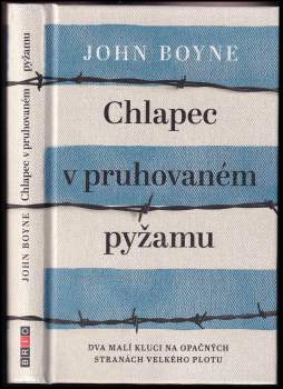 Chlapec v pruhovaném pyžamu