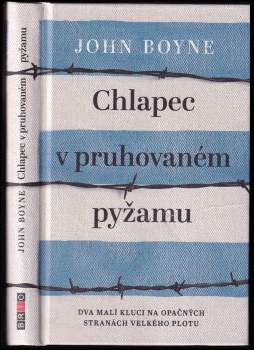 Chlapec v pruhovaném pyžamu