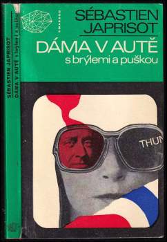 Dáma v autě s brýlemi a puškou