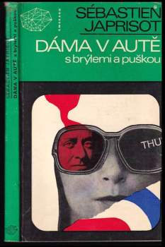 Dáma v autě s brýlemi a puškou