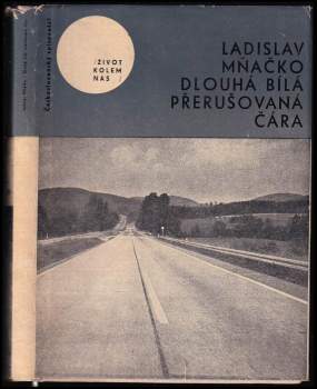Dlouhá bílá přerušovaná čára