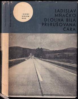 Dlouhá bílá přerušovaná čára