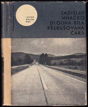 Dlouhá bílá přerušovaná čára