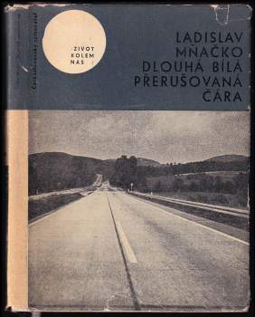 Dlouhá bílá přerušovaná čára