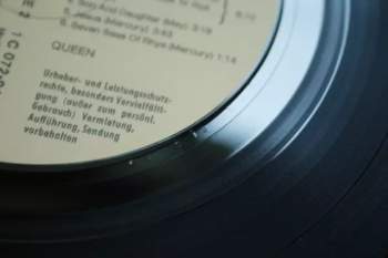 Queen: Queen