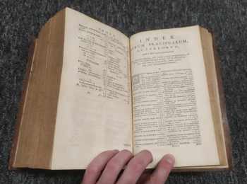 Hugo de Groot: Hugonis Grotii De jure belli ac pacis libri tres, in quibus jus naturæ & gentium, item juris publici præcipua explicantur. Cum annotatis auctoris, ex postrema ejus ante obitum cura. Accesserunt ejusdem dissertatio De mari libero, & libellus singularis De æquitate, indulgentia, & facilitate, nec non Joann. Frid. Gronovii V. C. notæ in totum opus De jure belli ac pacis