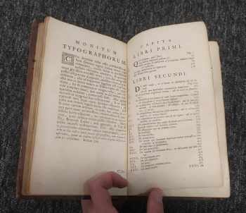 Hugo de Groot: Hugonis Grotii De jure belli ac pacis libri tres, in quibus jus naturæ & gentium, item juris publici præcipua explicantur. Cum annotatis auctoris, ex postrema ejus ante obitum cura. Accesserunt ejusdem dissertatio De mari libero, & libellus singularis De æquitate, indulgentia, & facilitate, nec non Joann. Frid. Gronovii V. C. notæ in totum opus De jure belli ac pacis