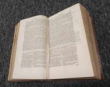 Hugo de Groot: Hugonis Grotii De jure belli ac pacis libri tres, in quibus jus naturæ & gentium, item juris publici præcipua explicantur. Cum annotatis auctoris, ex postrema ejus ante obitum cura. Accesserunt ejusdem dissertatio De mari libero, & libellus singularis De æquitate, indulgentia, & facilitate, nec non Joann. Frid. Gronovii V. C. notæ in totum opus De jure belli ac pacis