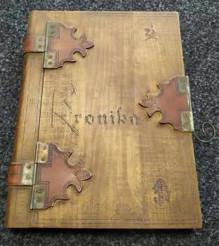 Kronika - krásná dřevěná ozdobná vazba s kožený pásky - nevyplněná