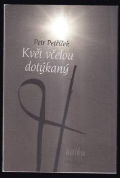 Květ včelou dotýkaný