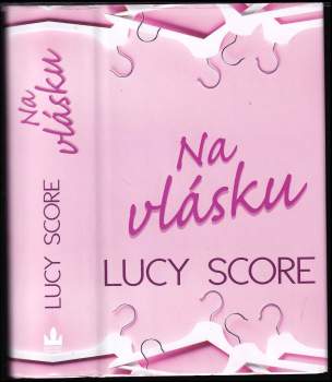 Lucy Score: Na vlásku