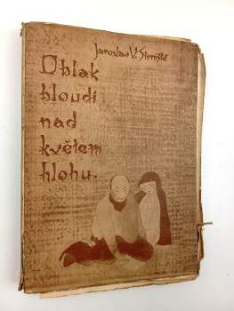 Oblak bloudí nad květem hlohu