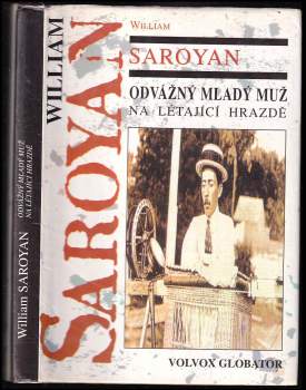 Odvážný mladý muž na létající hrazdě