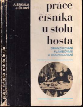 Práce číšníka u stolu hosta