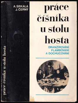 Práce číšníka u stolu hosta