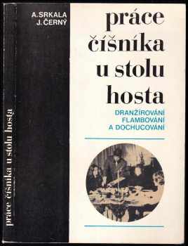 Práce číšníka u stolu hosta