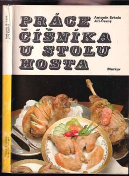 Práce číšníka u stolu hosta