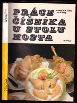 Práce číšníka u stolu hosta