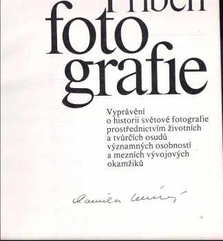 Daniela Mrázková: Příběh fotografie - vyprávění o historii světové fotografie prostředním životních a tvůrčích osudů významných osobností a mezních vývoj. okamžiků + PODPIS AUTORA