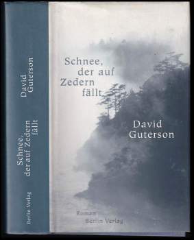 Schnee, der auf Zedern fällt