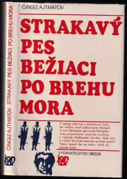Strakatý pes bežiaci po brehu mora