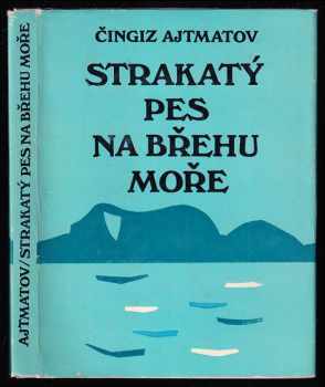 Strakatý pes na břehu moře