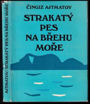 Strakatý pes na břehu moře