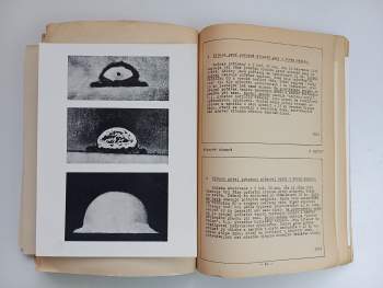 Jan Tůma: Atomový výbuch atomové zbraně. Fysikální základy atomových zbraní - atomové a vodíkové pumy - atomová děla a rakety. Sbírka textů a obrazů pro instruktáž, přednášky a výstavky - Faksimile