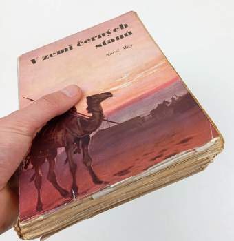 Karl May: V zemi černých stanů - román z cyklu V říši stříbrného lva I.