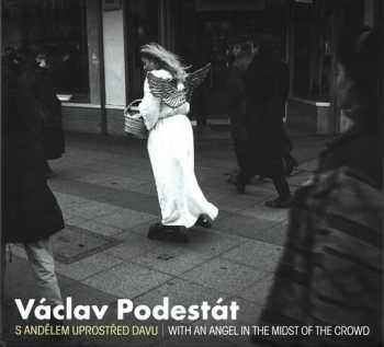 S andělem uprostřed davu