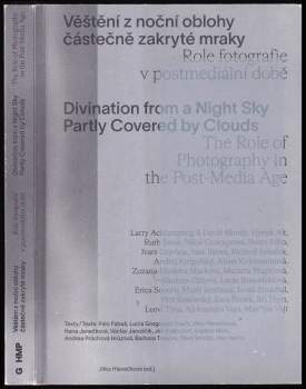 Věštění z noční oblohy částečně zakryté mraky