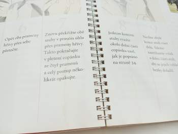 Charni Lewis: Zaplétání hřívy a ocasu