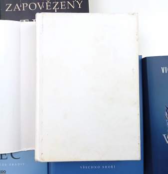 Victoria Aveyard: Zapovězený trůn