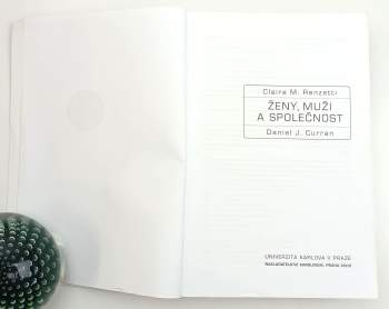 Claire M Renzetti: Ženy, muži a společnost
